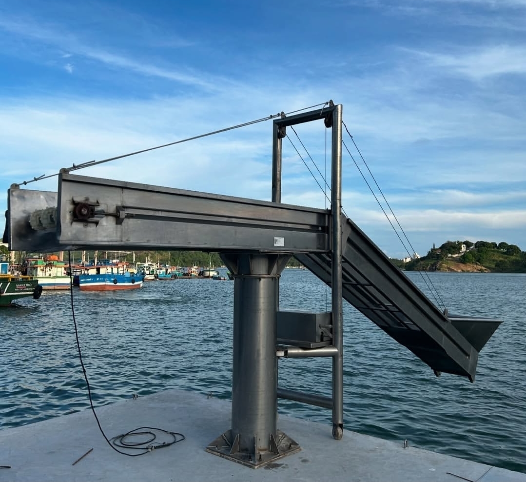 Equipamento de movimentação no cais