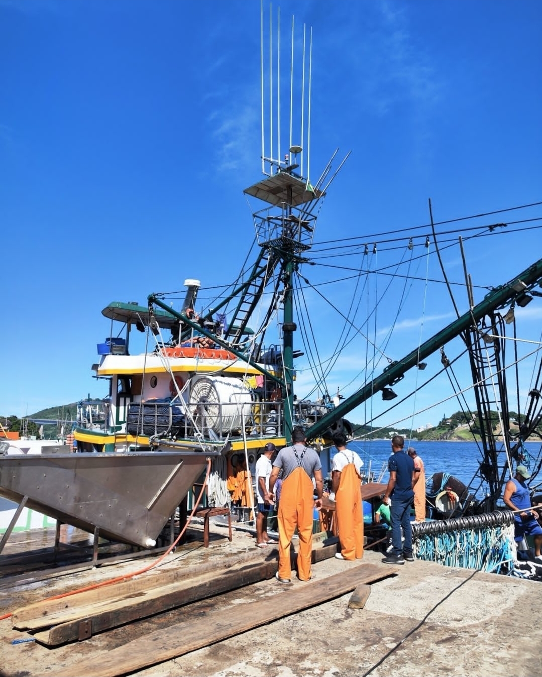 Tripulação preparando embarcação